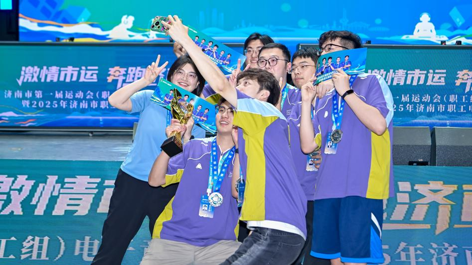 贝尔纳尔自 贝尔纳尔自